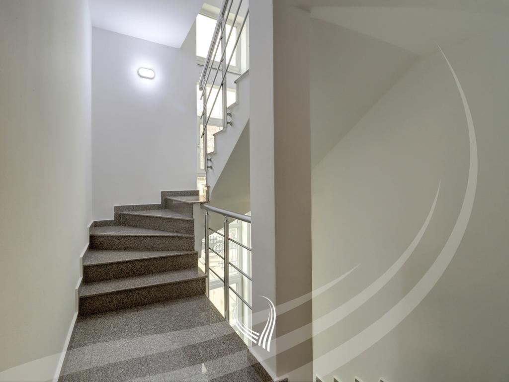 Objekt afarist 330m2 me qira në lagjen Ulpiana17