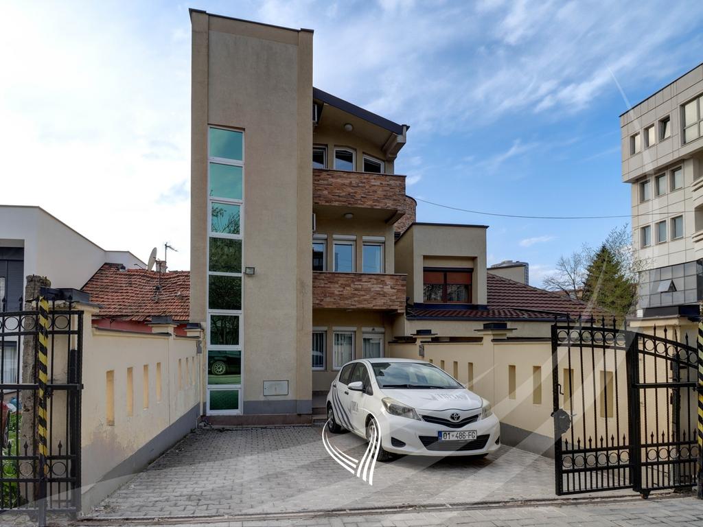 Objekt afarist 330m2 me qira në lagjen Ulpiana0