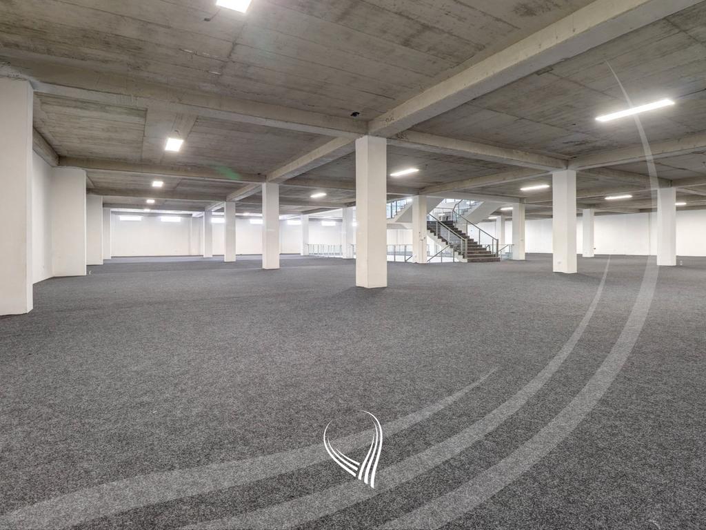 Objekt afarist 3800m2 me qira në Prelez12