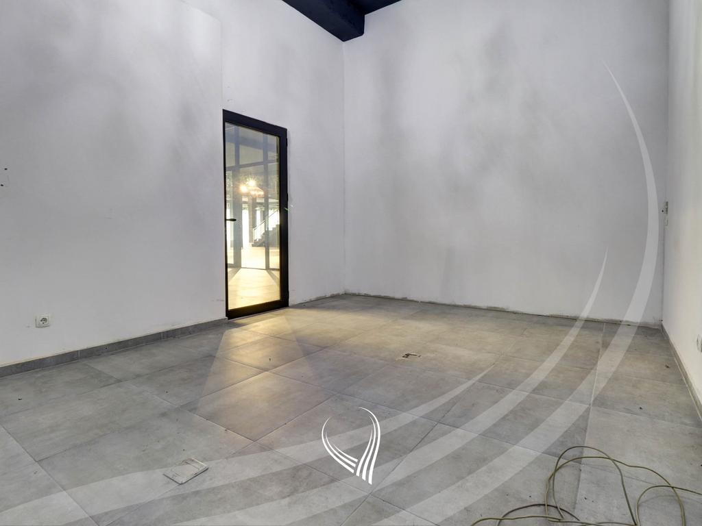 Objekt afarist 3800m2 me qira në Prelez17