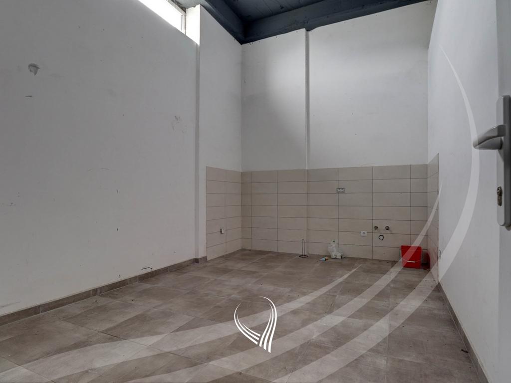 Objekt afarist 3800m2 me qira në Prelez19