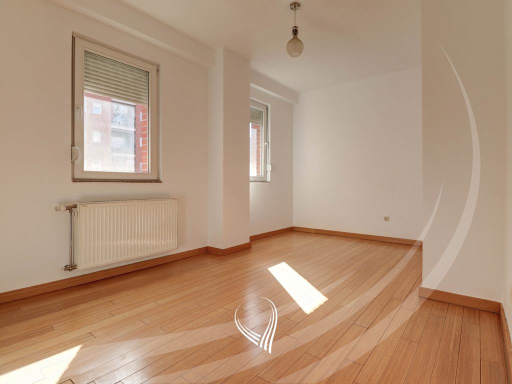 Banesë me 2 dhoma gjumi në shitje në lagjen Mati 15