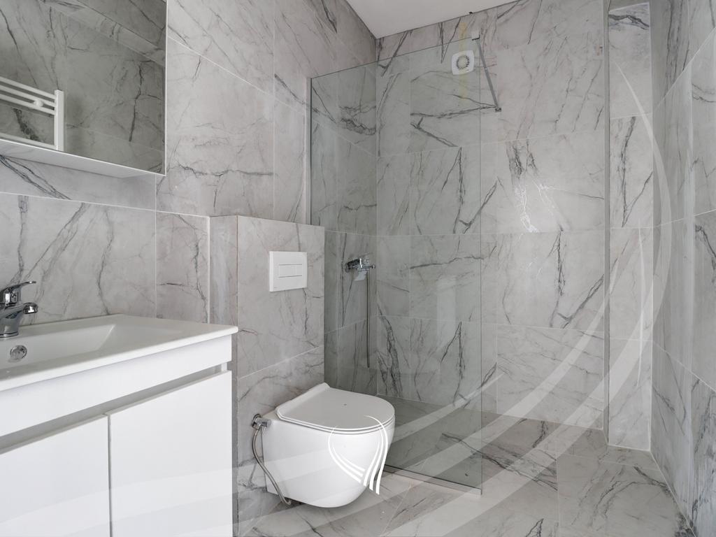 Penthouse – Zyre me 5 dhoma pune me qira në lagjen Mati 111