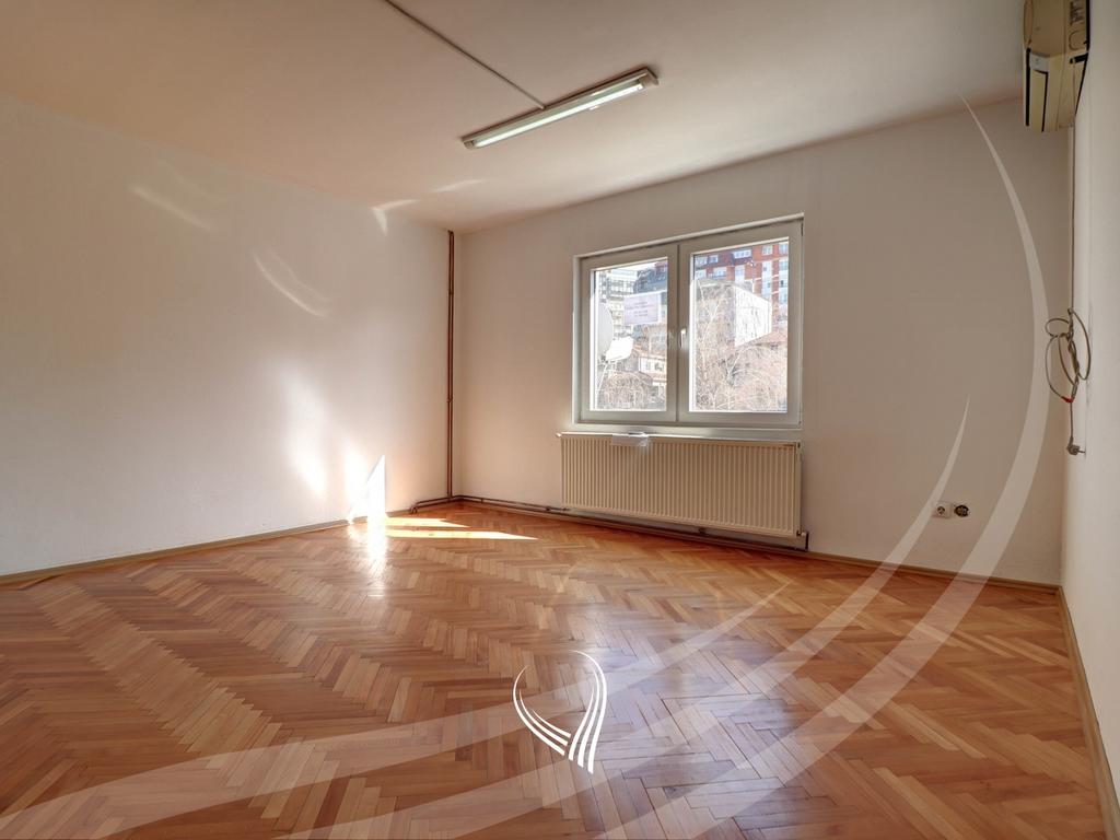 Zyre 435m2 me qira në lagjen Pejton7