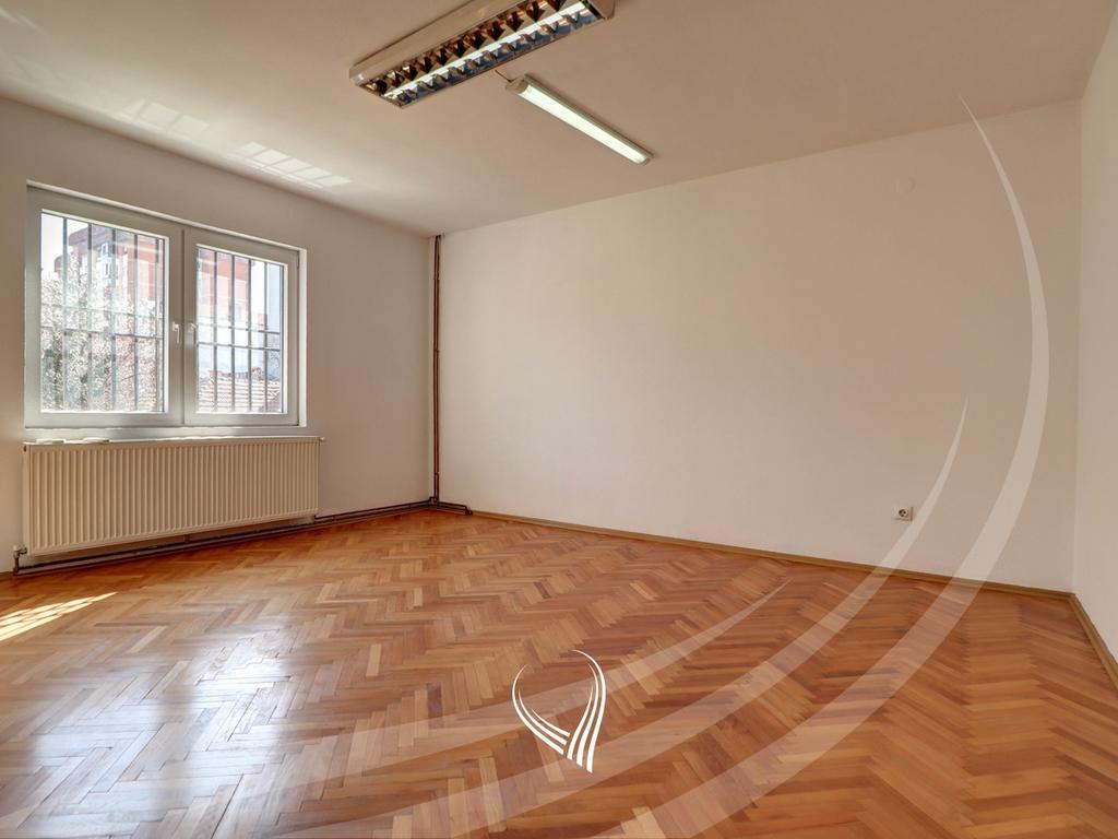 Zyre 435m2 me qira në lagjen Pejton6