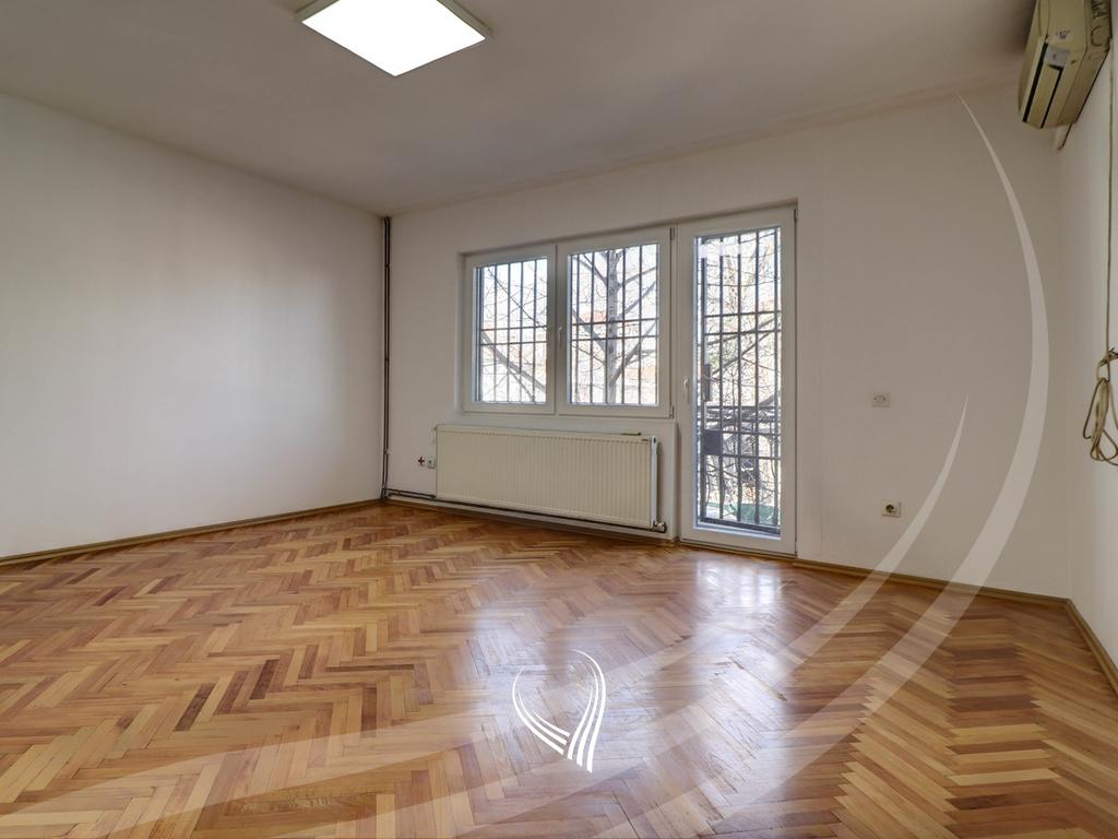 Zyre 435m2 me qira në lagjen Pejton8