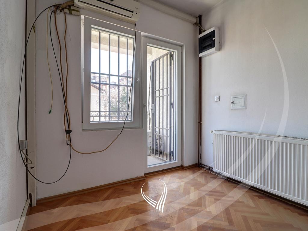 Zyre 435m2 me qira në lagjen Pejton9