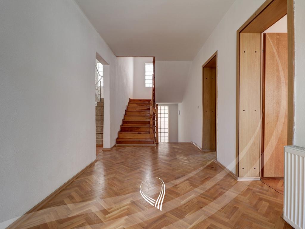 Zyre 435m2 me qira në lagjen Pejton10