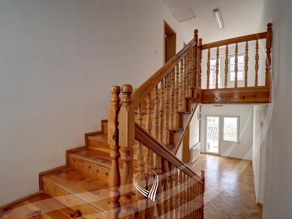 Zyre 435m2 me qira në lagjen Pejton11