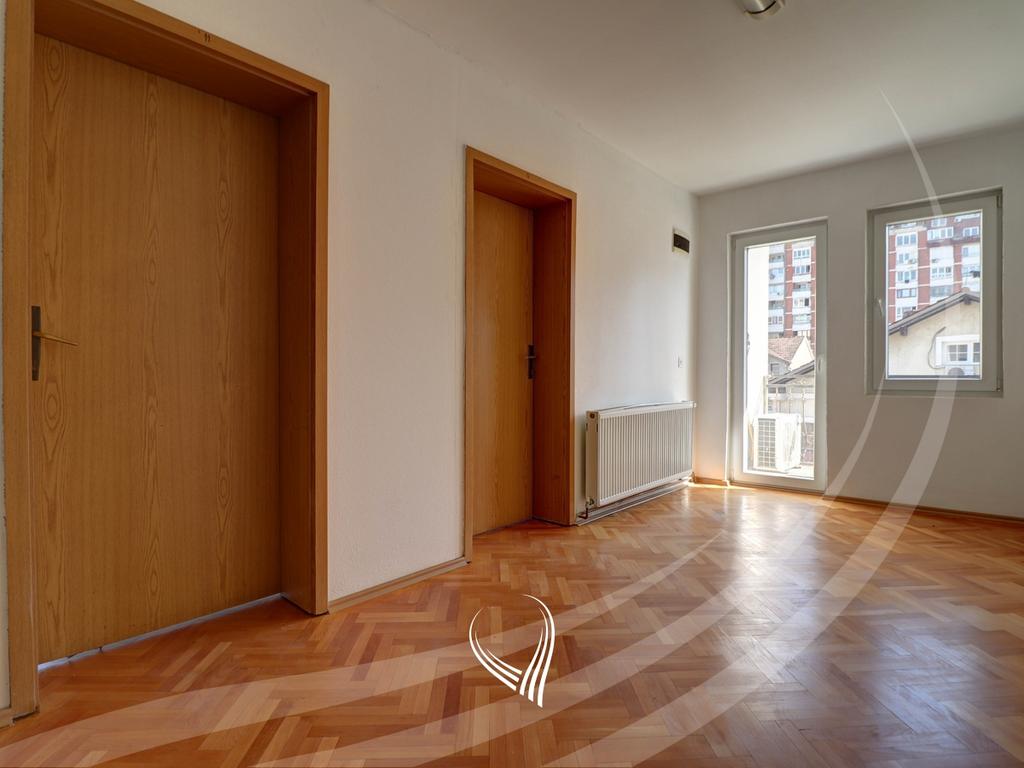 Zyre 435m2 me qira në lagjen Pejton12