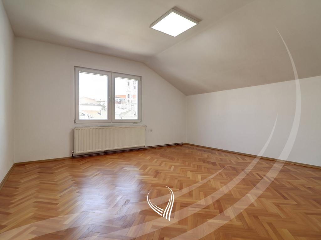 Zyre 435m2 me qira në lagjen Pejton13