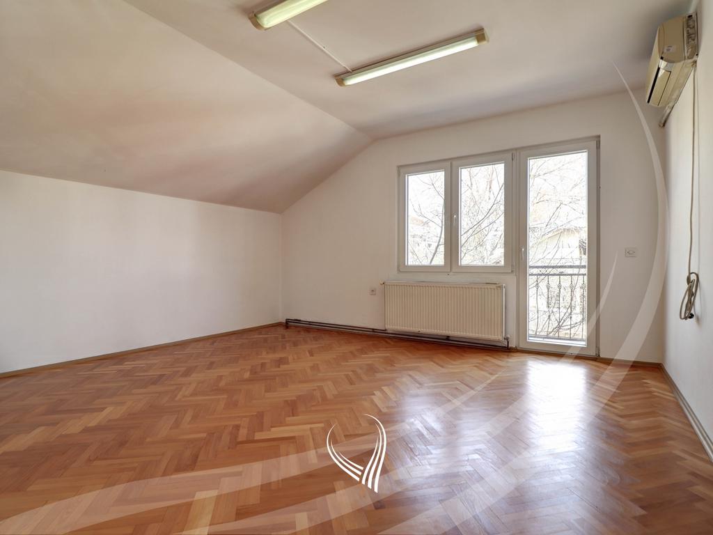 Zyre 435m2 me qira në lagjen Pejton14