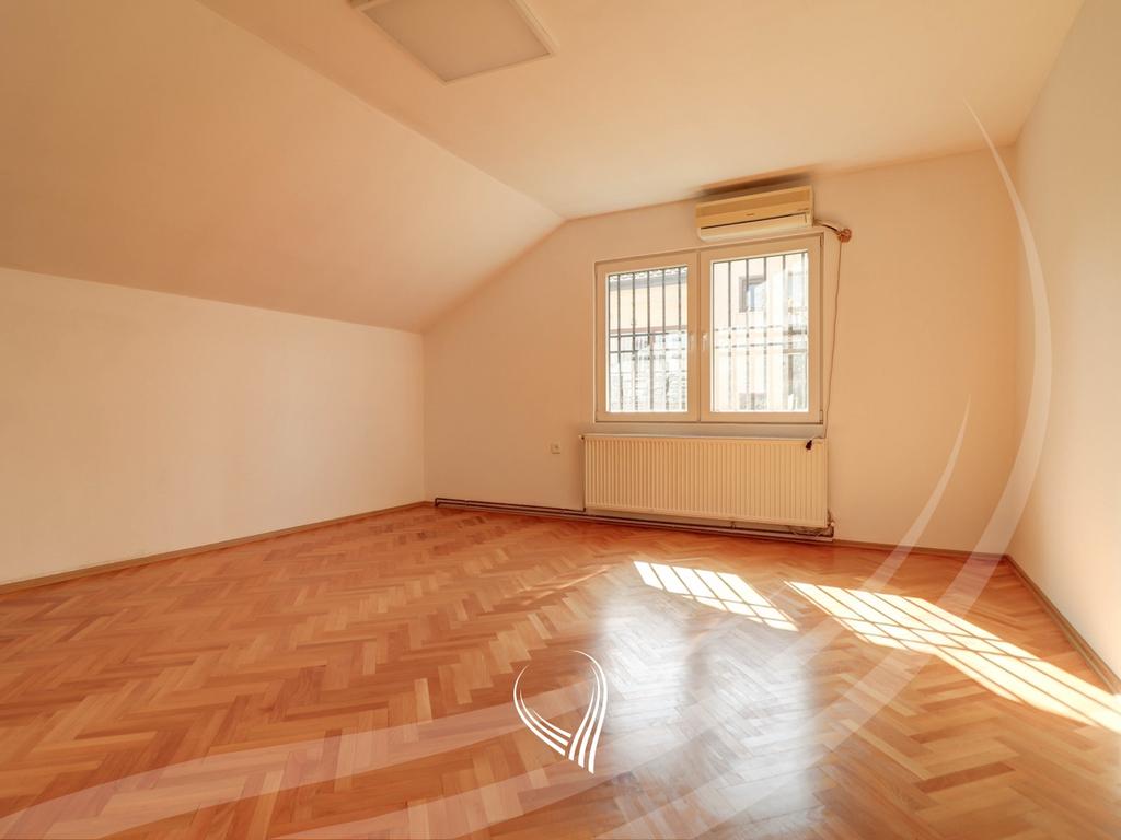 Zyre 435m2 me qira në lagjen Pejton16