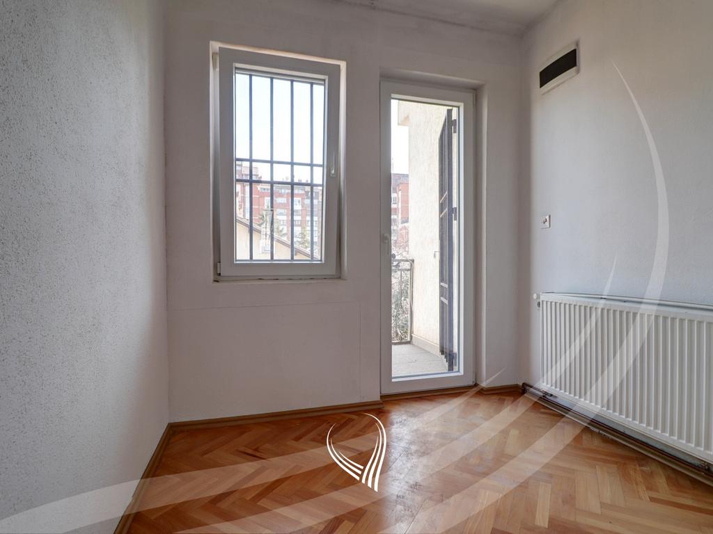 Zyre 435m2 me qira në lagjen Pejton17