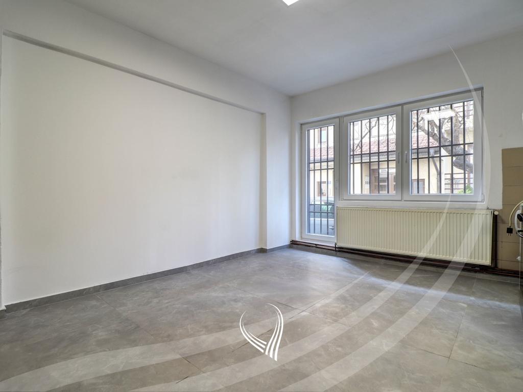 Zyre 435m2 me qira në lagjen Pejton18