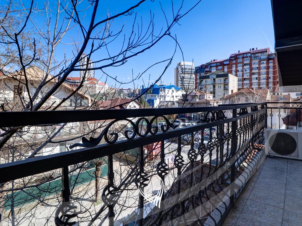 Zyre 435m2 me qira në lagjen Pejton19