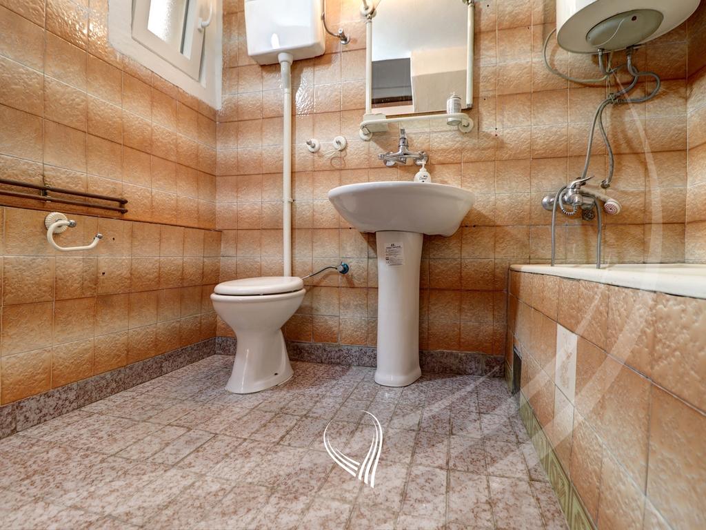 Zyre 435m2 me qira në lagjen Pejton21