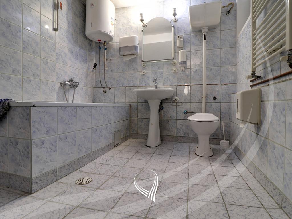 Zyre 435m2 me qira në lagjen Pejton22