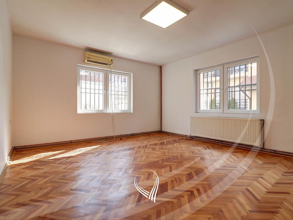 Zyre 435m2 me qira në lagjen Pejton1