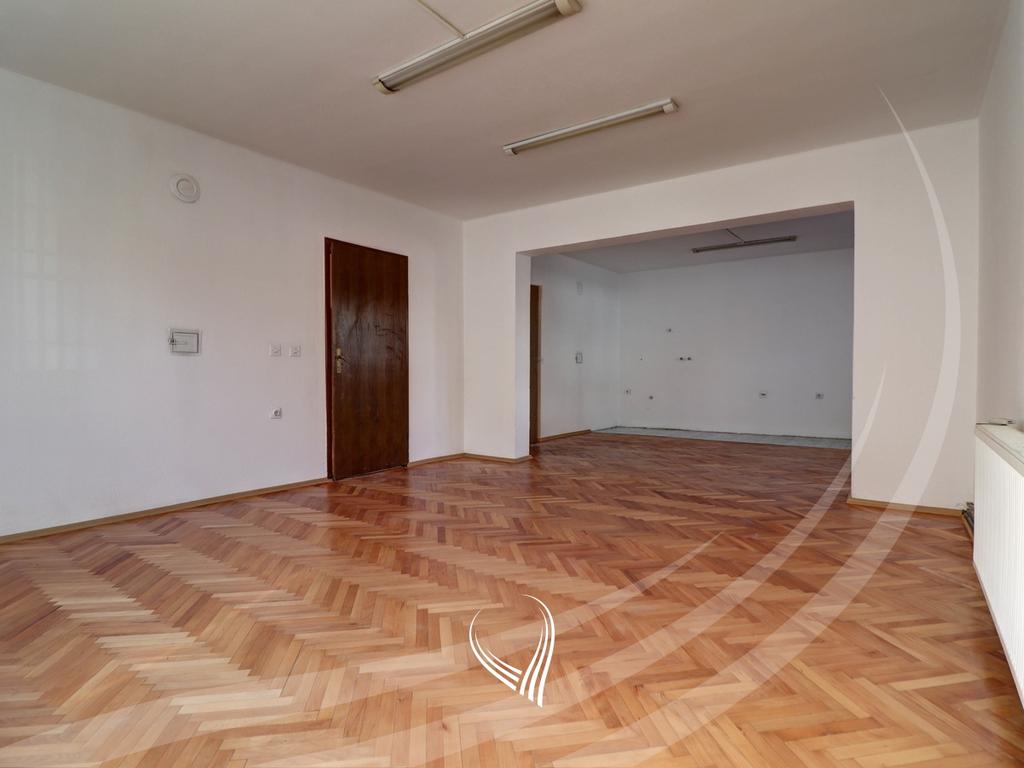 Zyre 435m2 me qira në lagjen Pejton2