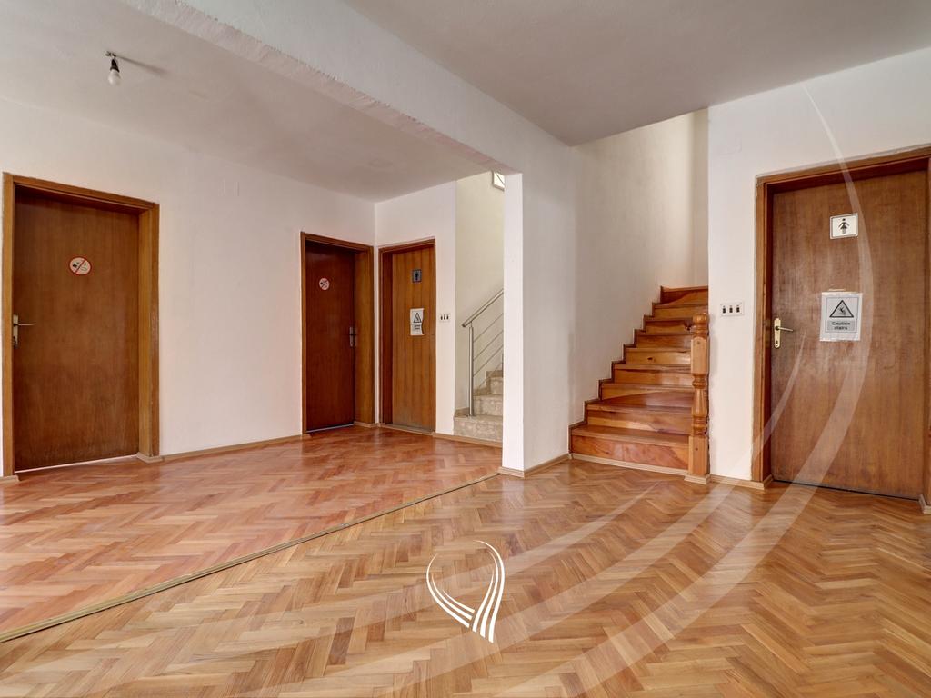 Zyre 435m2 me qira në lagjen Pejton4