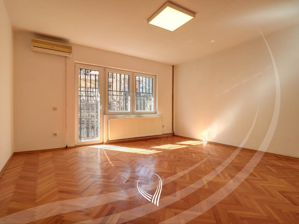 Zyre 435m2 me qira në lagjen Pejton5