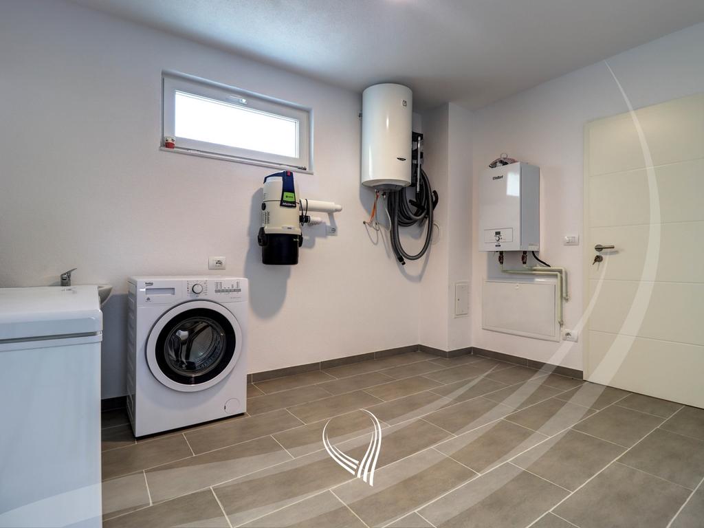 Shtëpi me 3 dhoma gjumi në shitje në lagjen Matiçan10