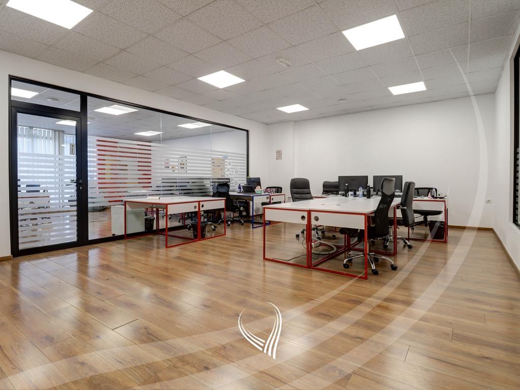 Hapësirë afariste për zyre 480m2 me qira në lagjen Pejton2