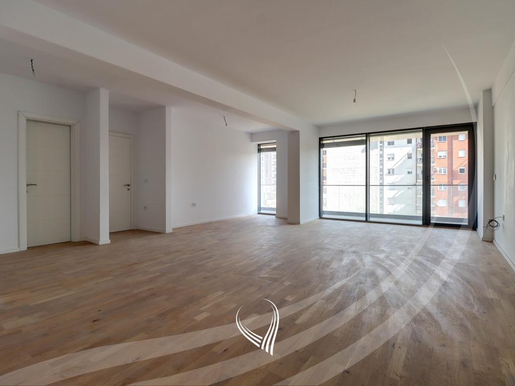 Banesë me 4 dhoma gjumi në shitje në lagjen Mati 1 – Rruga A