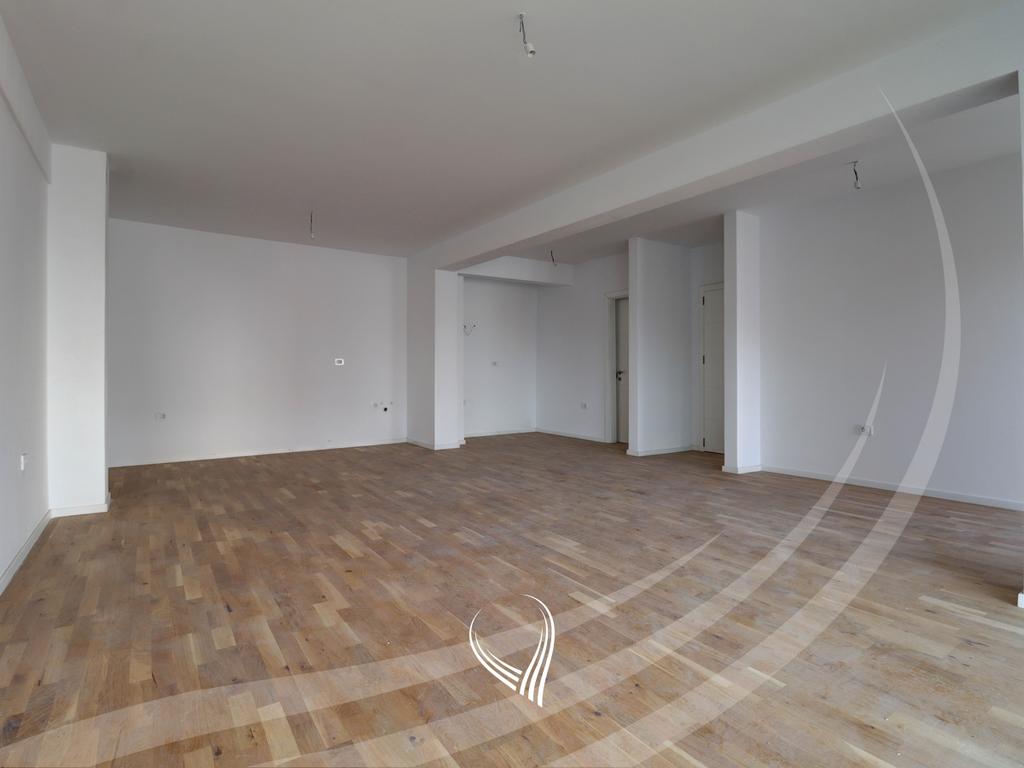 Banesë me 4 dhoma gjumi në shitje në lagjen Mati 1 – Rruga A2