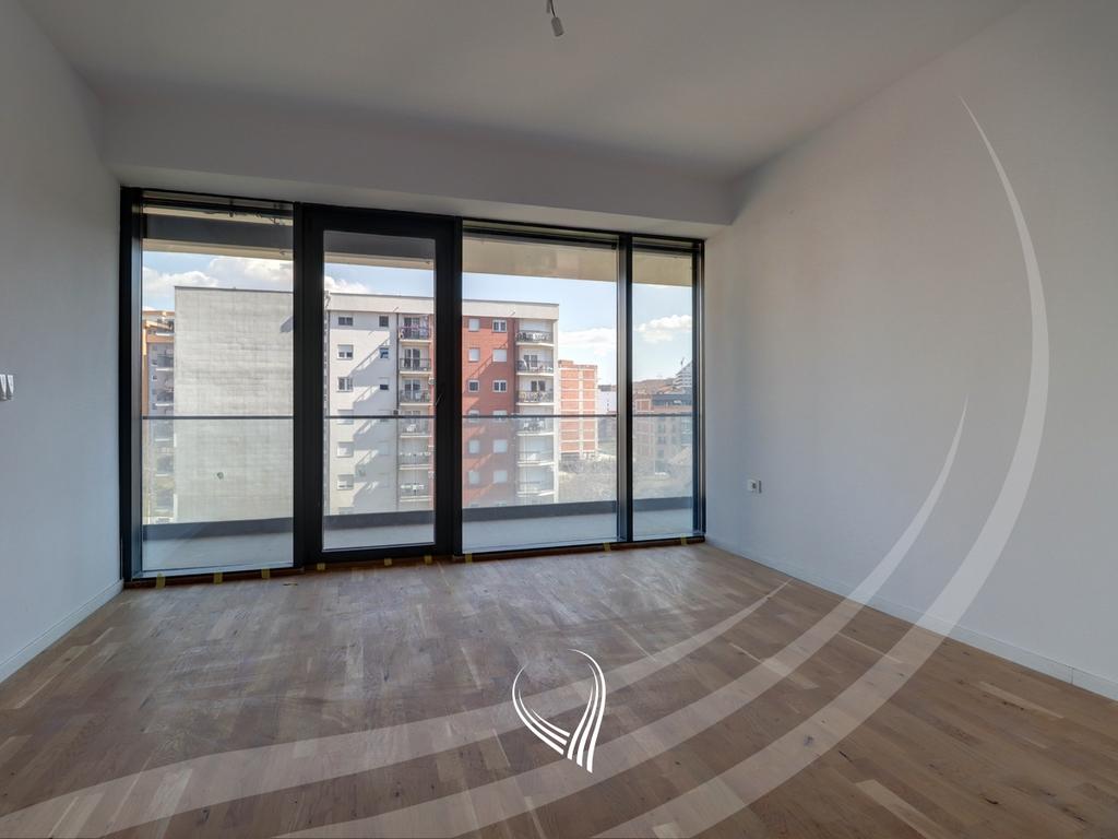 Banesë me 4 dhoma gjumi në shitje në lagjen Mati 1 – Rruga A4