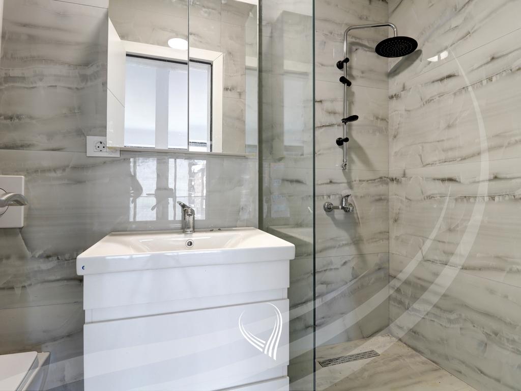 Banesë me 4 dhoma gjumi në shitje në lagjen Mati 1 – Rruga A12