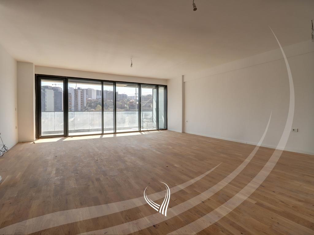 Banesë me 4 dhoma gjumi në shitje në lagjen Mati 1 – Rruga A1