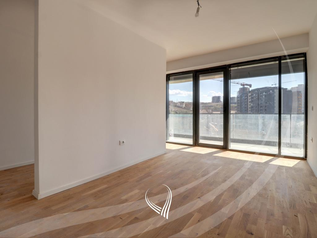 Banesë me 4 dhoma gjumi në shitje në lagjen Mati 1 – Rruga A3