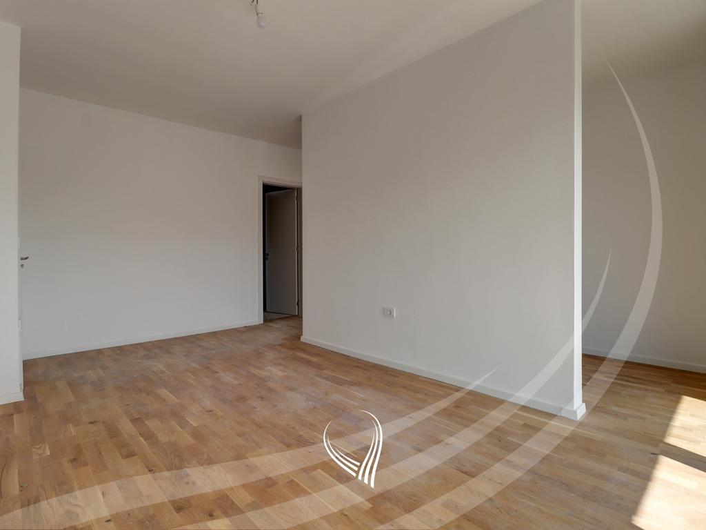 Banesë me 4 dhoma gjumi në shitje në lagjen Mati 1 – Rruga A4