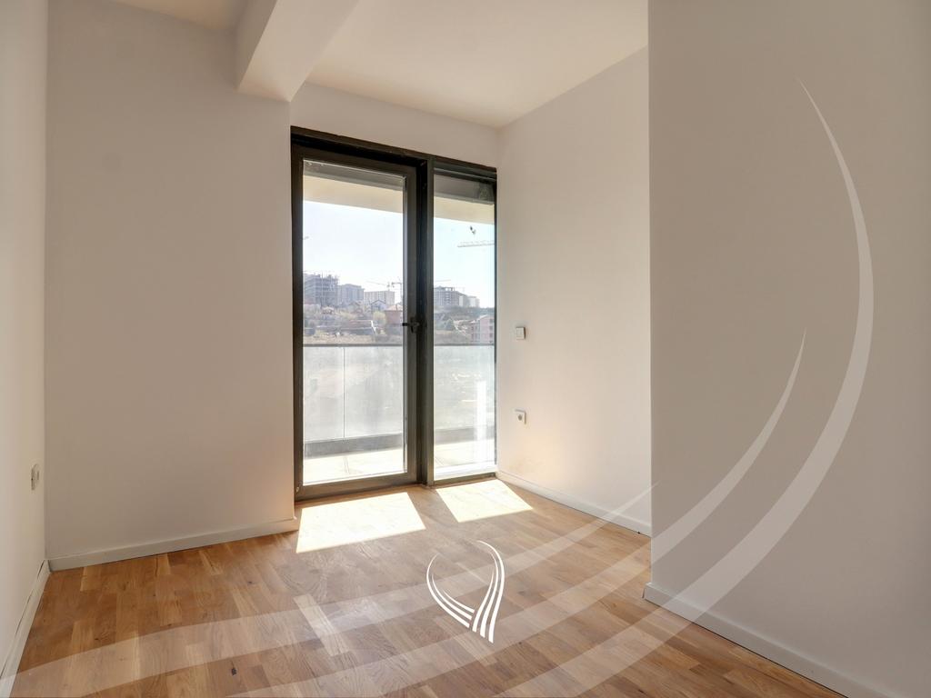 Banesë me 4 dhoma gjumi në shitje në lagjen Mati 1 – Rruga A5