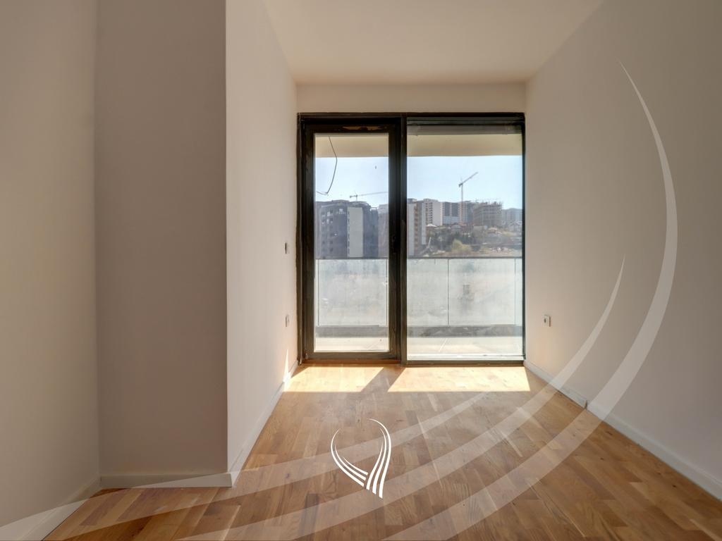 Banesë me 4 dhoma gjumi në shitje në lagjen Mati 1 – Rruga A6