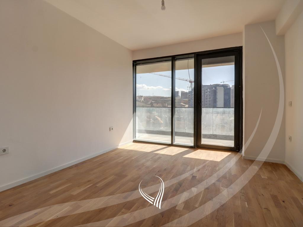 Banesë me 4 dhoma gjumi në shitje në lagjen Mati 1 – Rruga A7