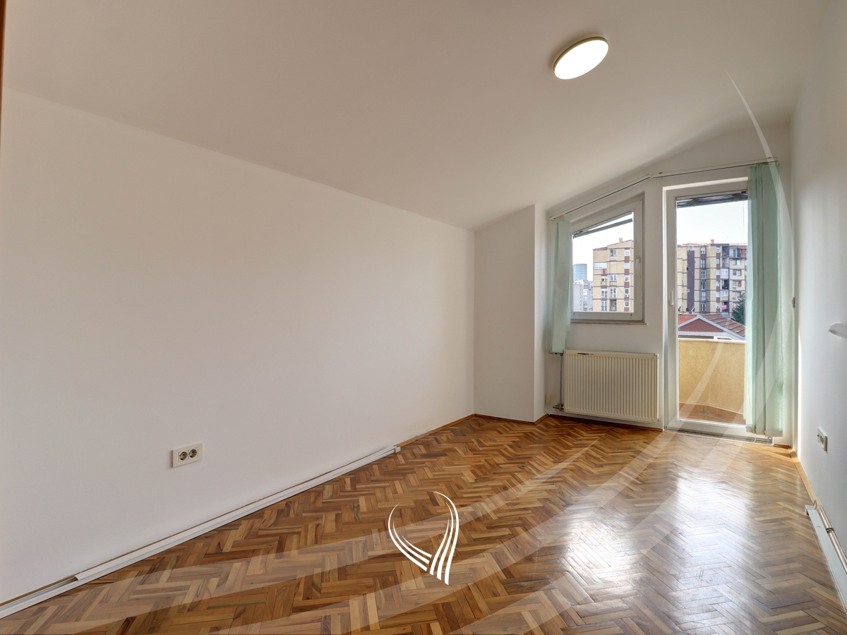 Objekt afarist 330m2 me qira në lagjen Ulpiana12