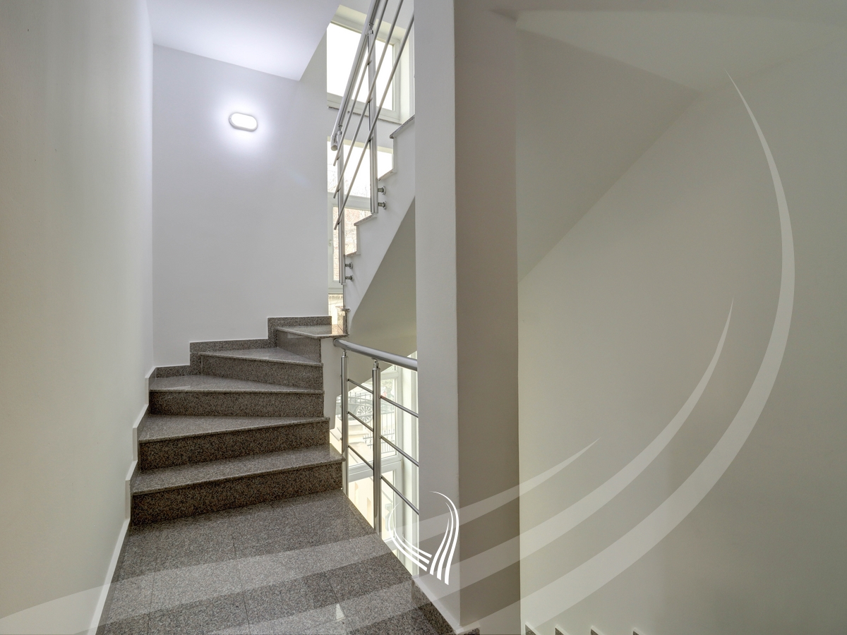 Objekt afarist 330m2 me qira në lagjen Ulpiana17