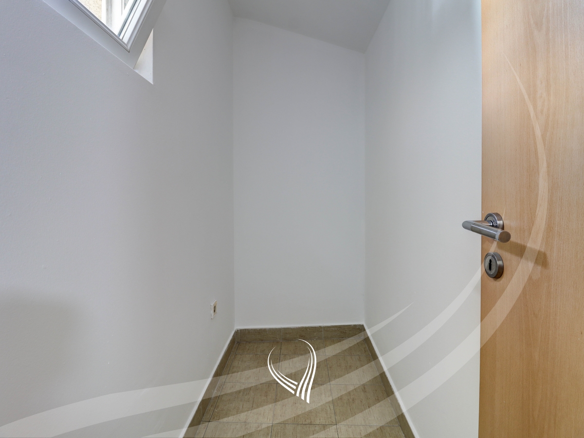 Objekt afarist 330m2 me qira në lagjen Ulpiana24