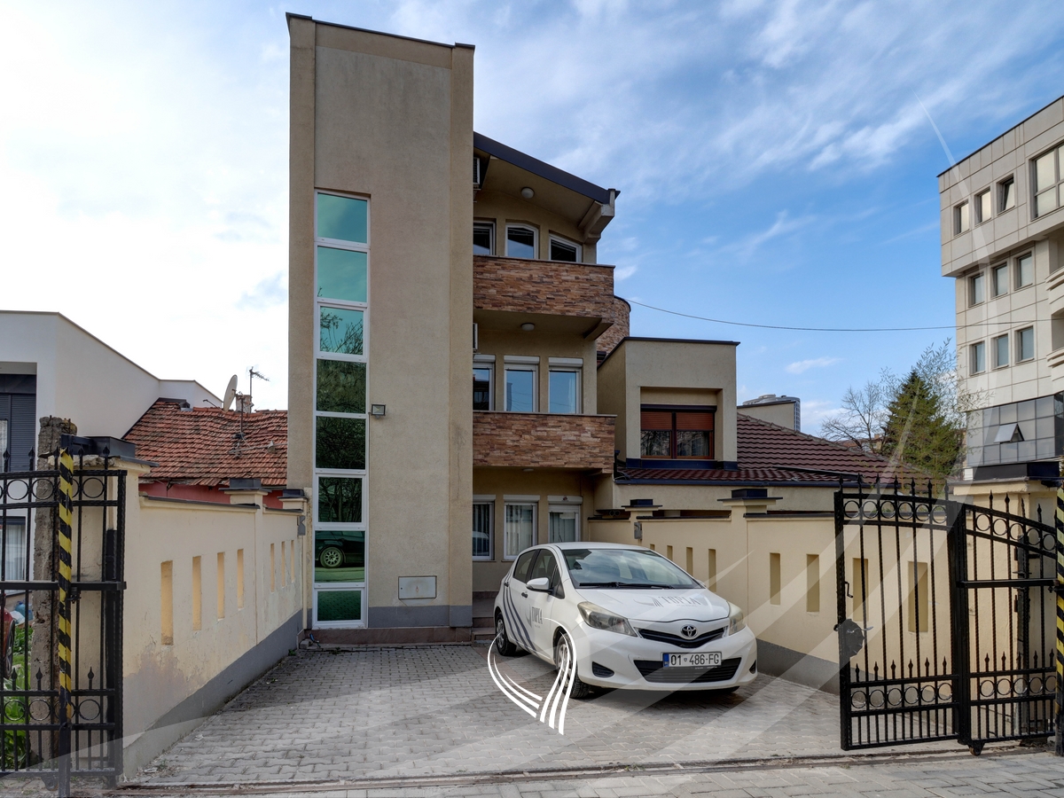 Objekt afarist 330m2 me qira në lagjen Ulpiana0