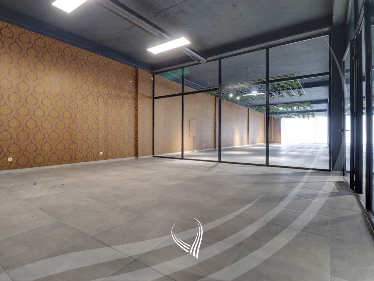 Objekt afarist 3800m2 me qira në Prelez9