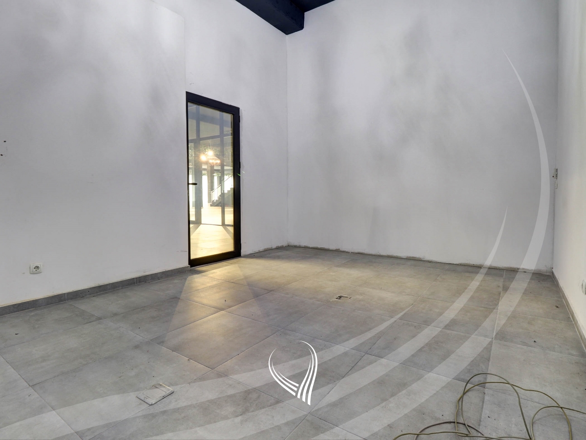 Objekt afarist 3800m2 me qira në Prelez17