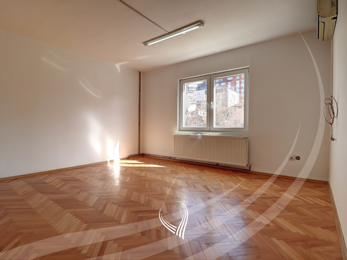 Zyre 435m2 me qira në lagjen Pejton7