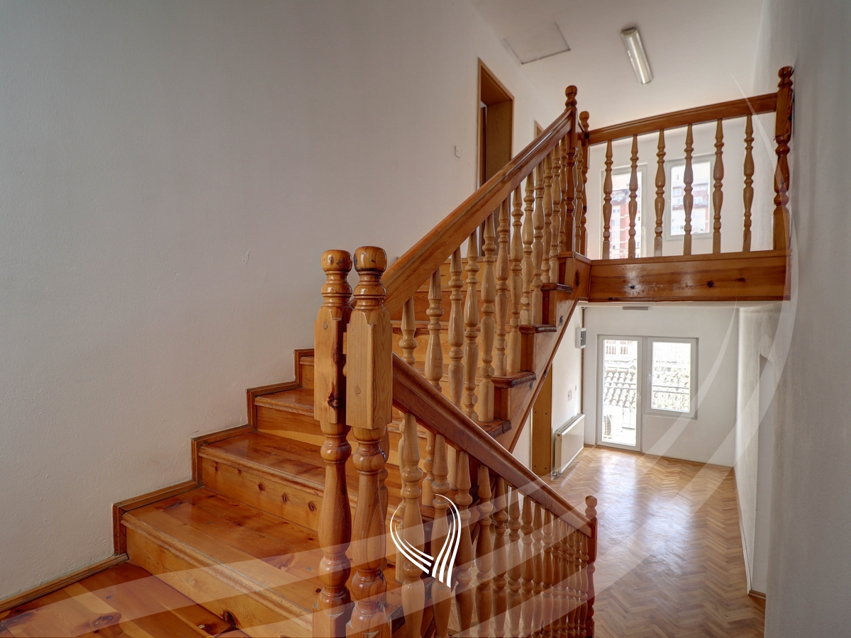 Zyre 435m2 me qira në lagjen Pejton11