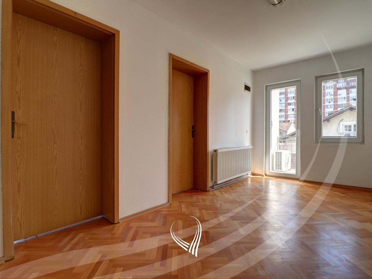 Zyre 435m2 me qira në lagjen Pejton12