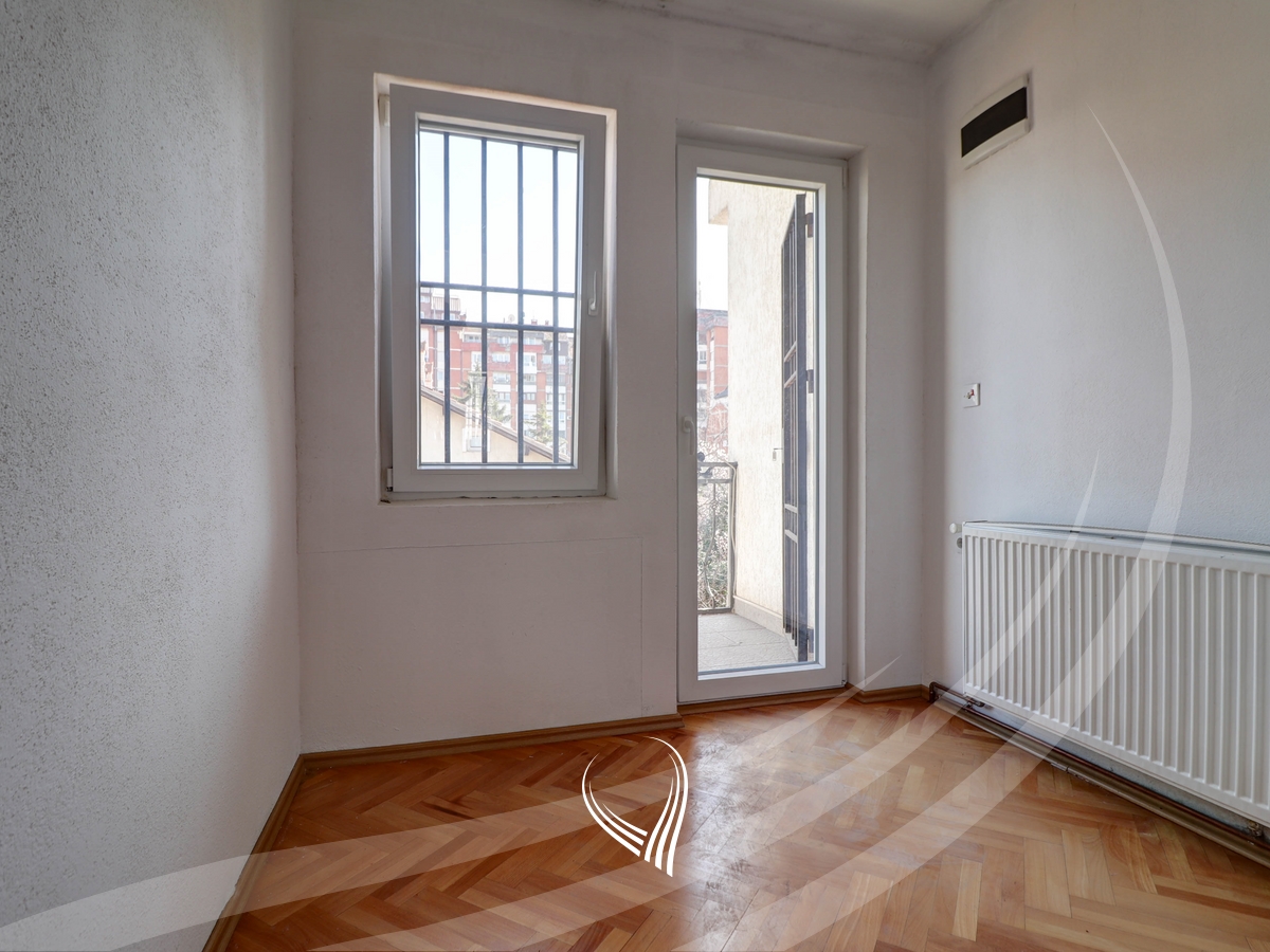 Zyre 435m2 me qira në lagjen Pejton17