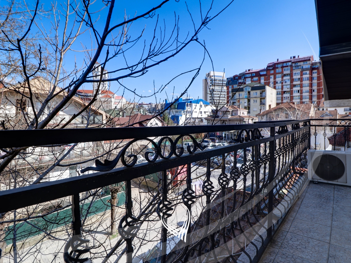 Zyre 435m2 me qira në lagjen Pejton19