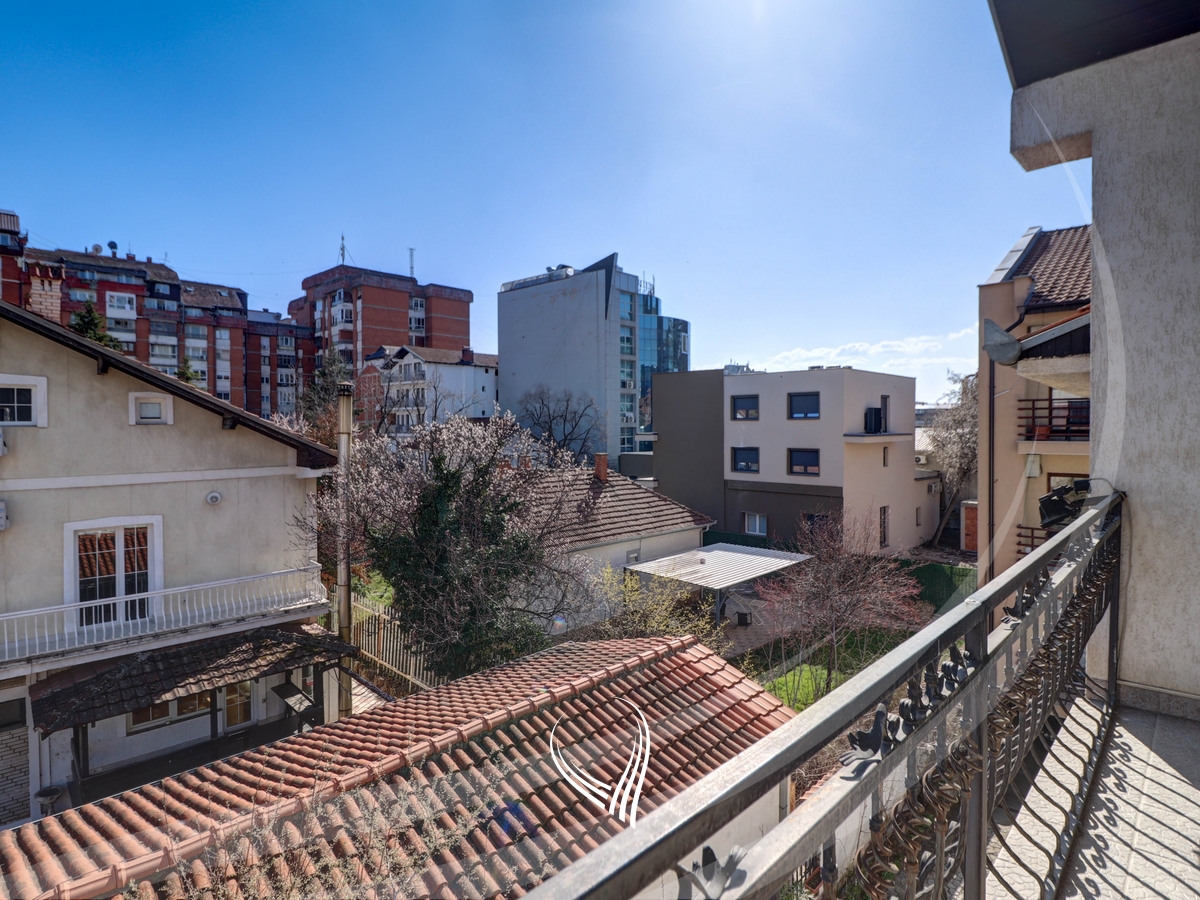 Zyre 435m2 me qira në lagjen Pejton20